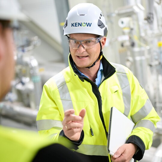 Industriefotografie: Techniker mit Helm und Warnschutzjacke in einer Anlage