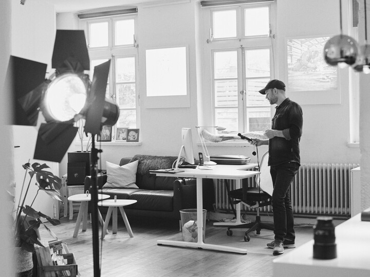 Blick ins Loft-Studio des Foto- und Bilderwerks mit Lichtaufbau
