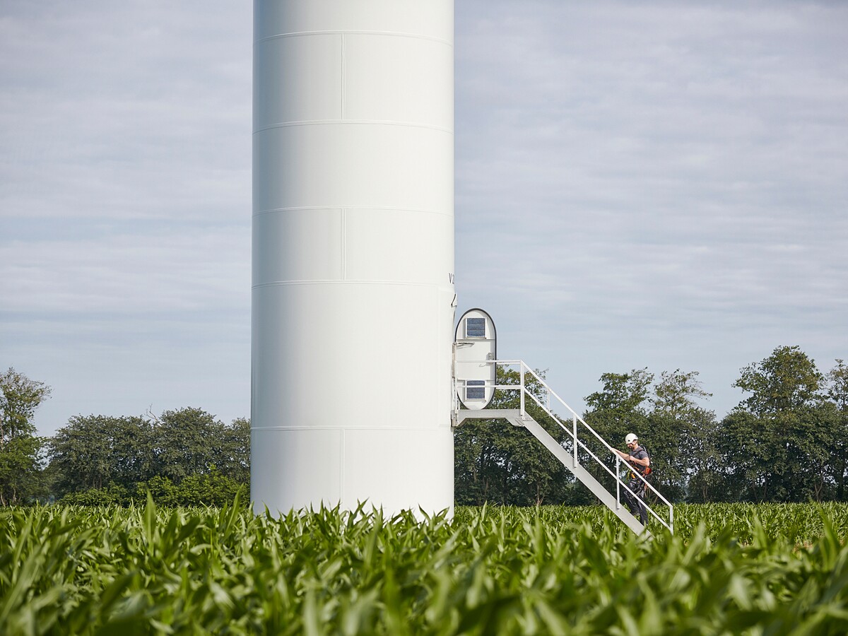 Imagefotografie: Techniker an einer Windkraftanlage im Maisfeld
