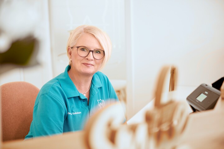 Bewerbungs- und Business-Headshot einer Frau im hellblauen Blazer